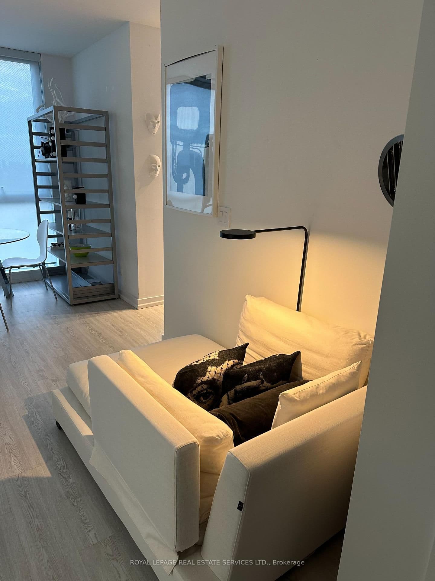 223 St Clair Avenue W, Unit 1110