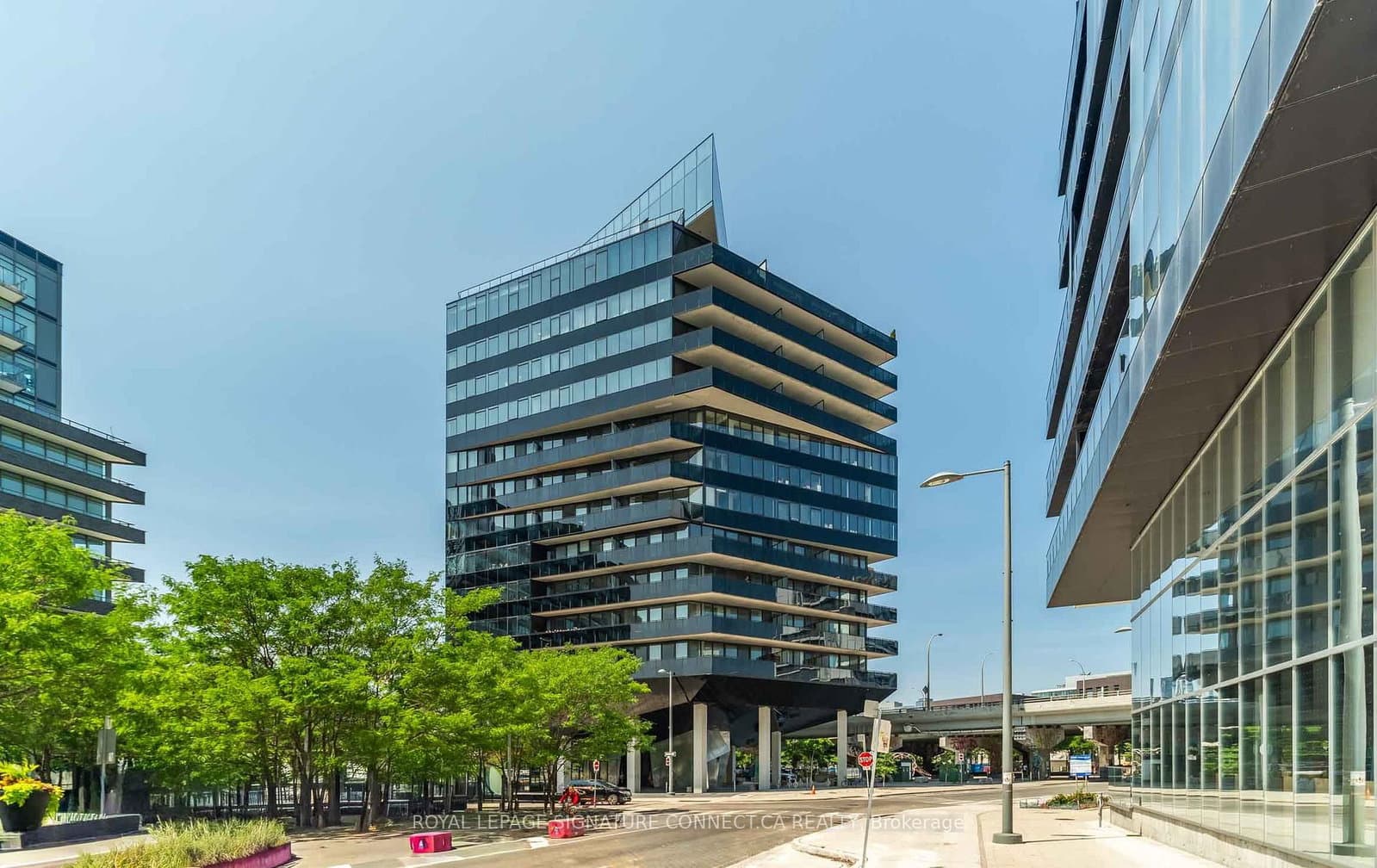 21 Lawren Harris Square, Unit 910