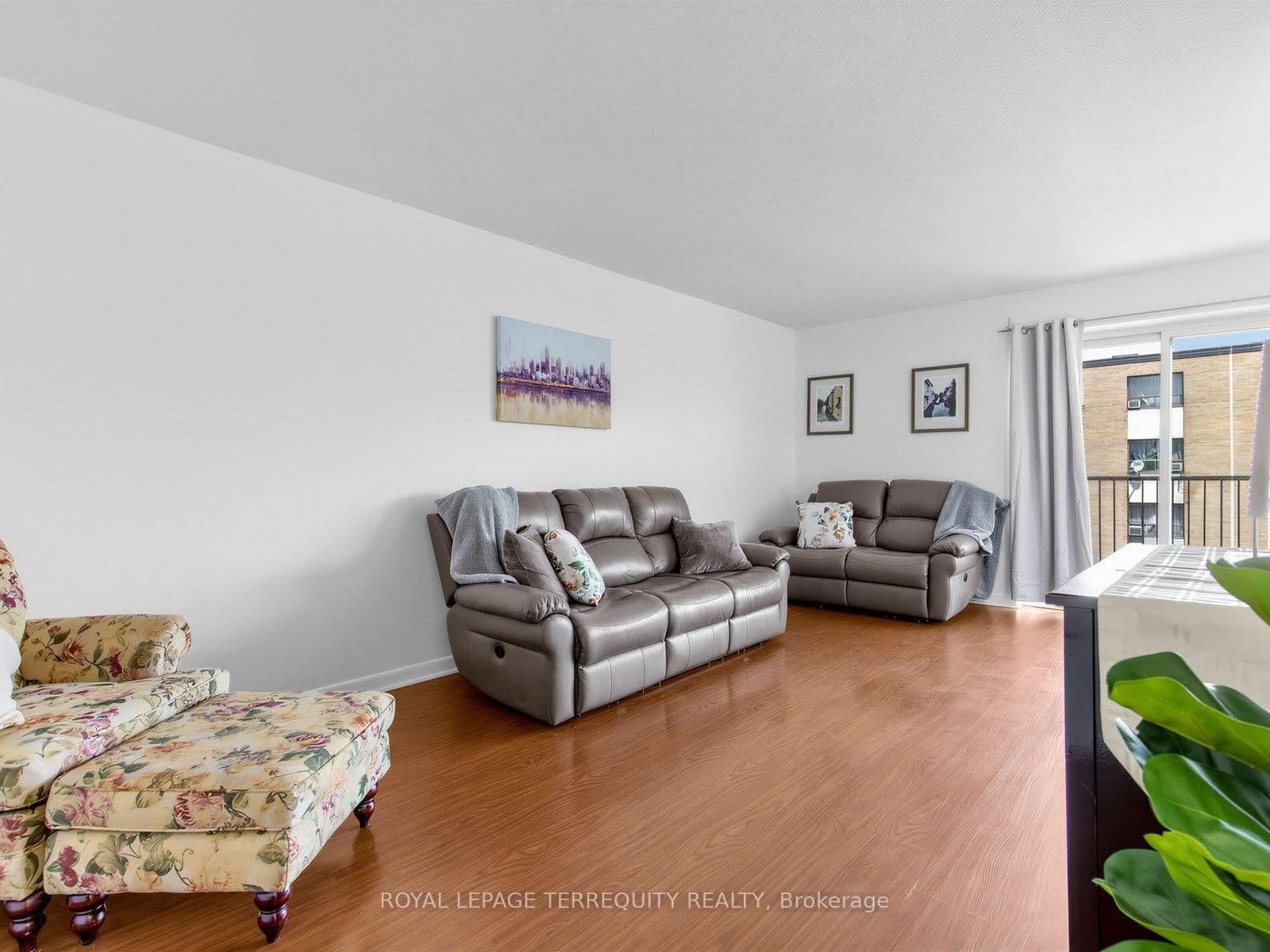 #404 - 8 Kingsbridge Court