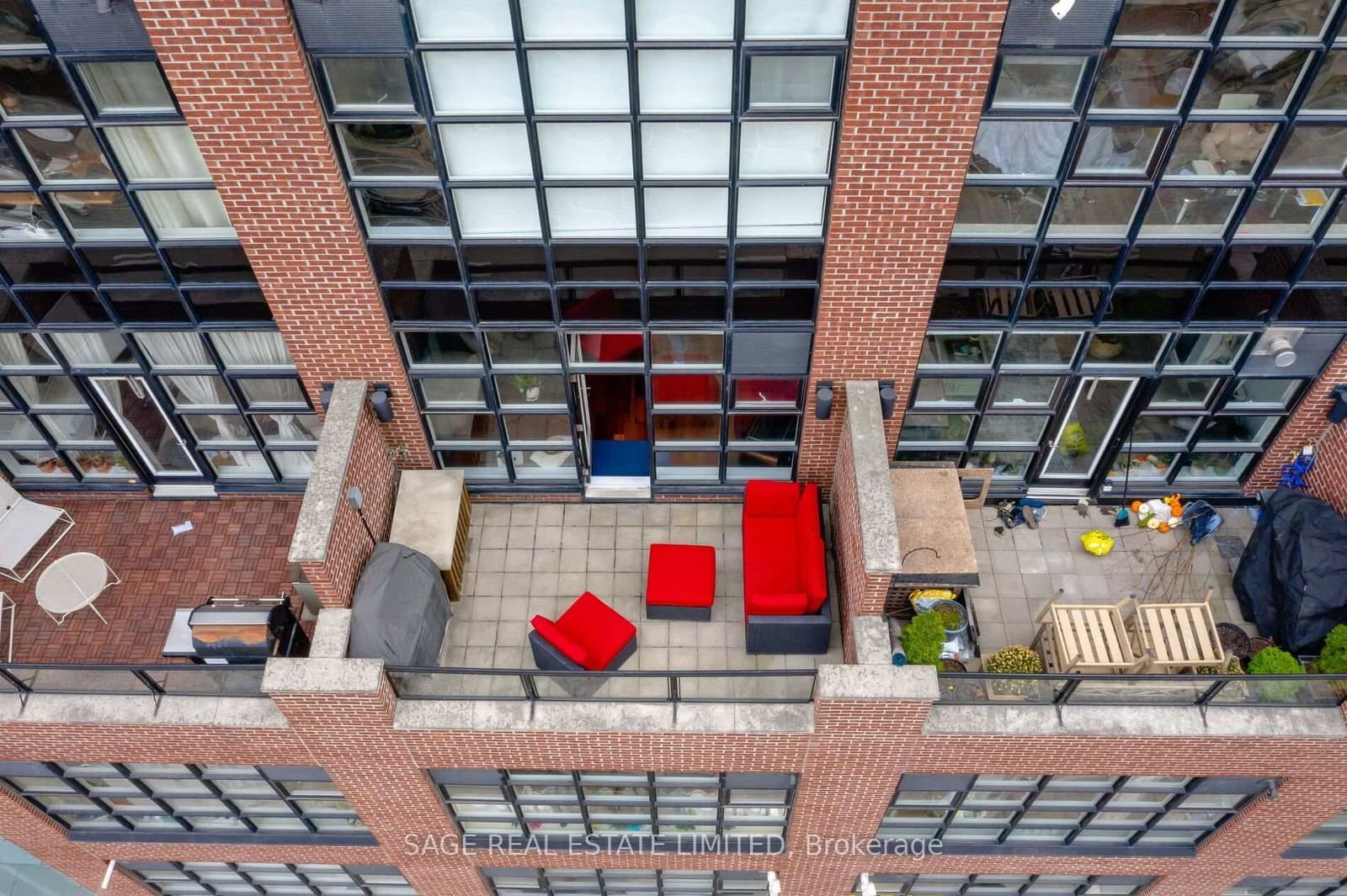 #402 - 261 King Street E