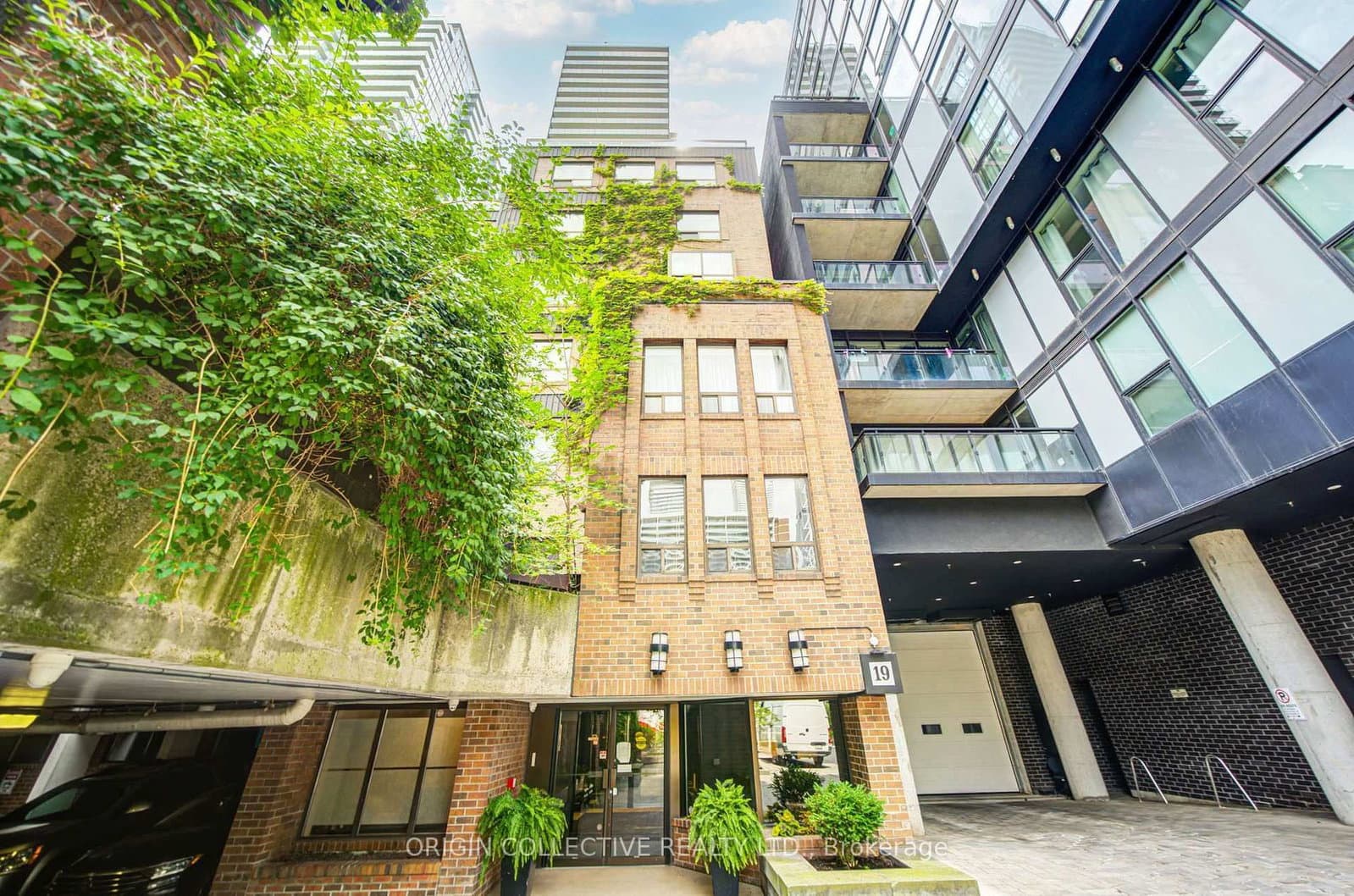#305 - 19 Dundonald Street