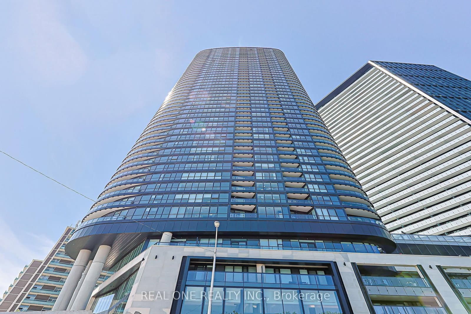 #821 - 585 Bloor Street E
