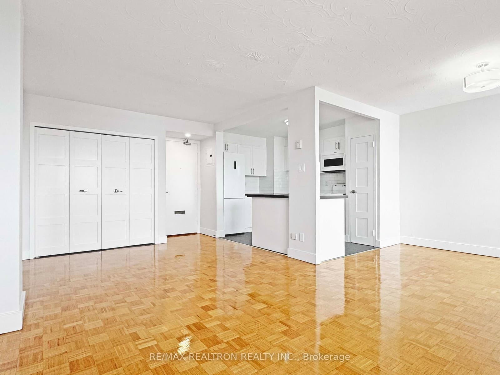 #903 - 525 Eglinton Avenue E