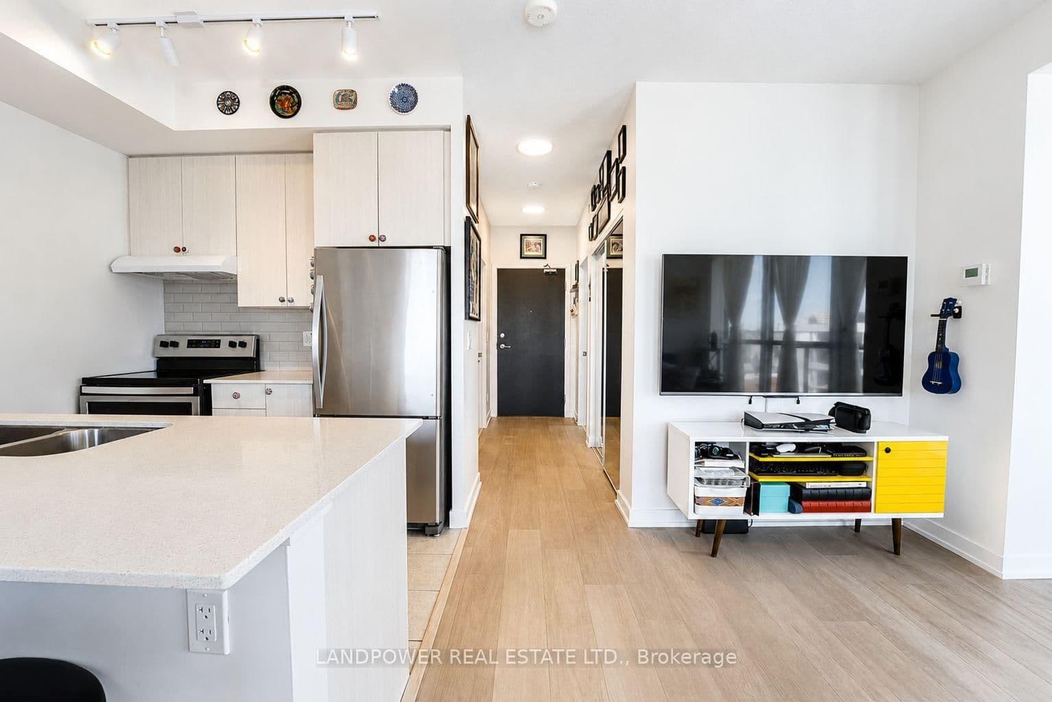 #824 - 8 Trent Avenue