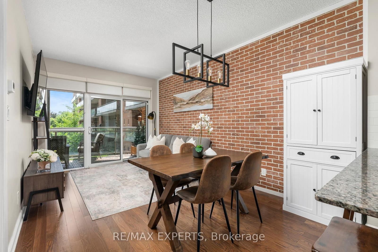 #301 - 281 Woodbridge Avenue