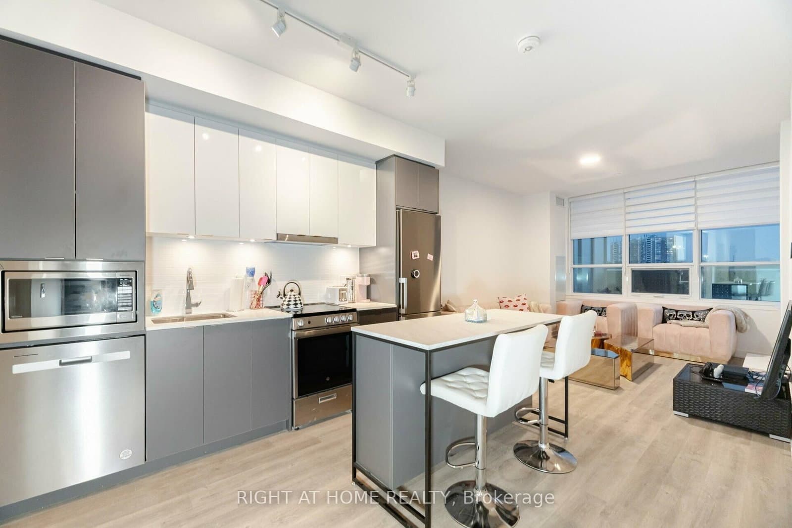 #226 - 50 Upper MAll Way