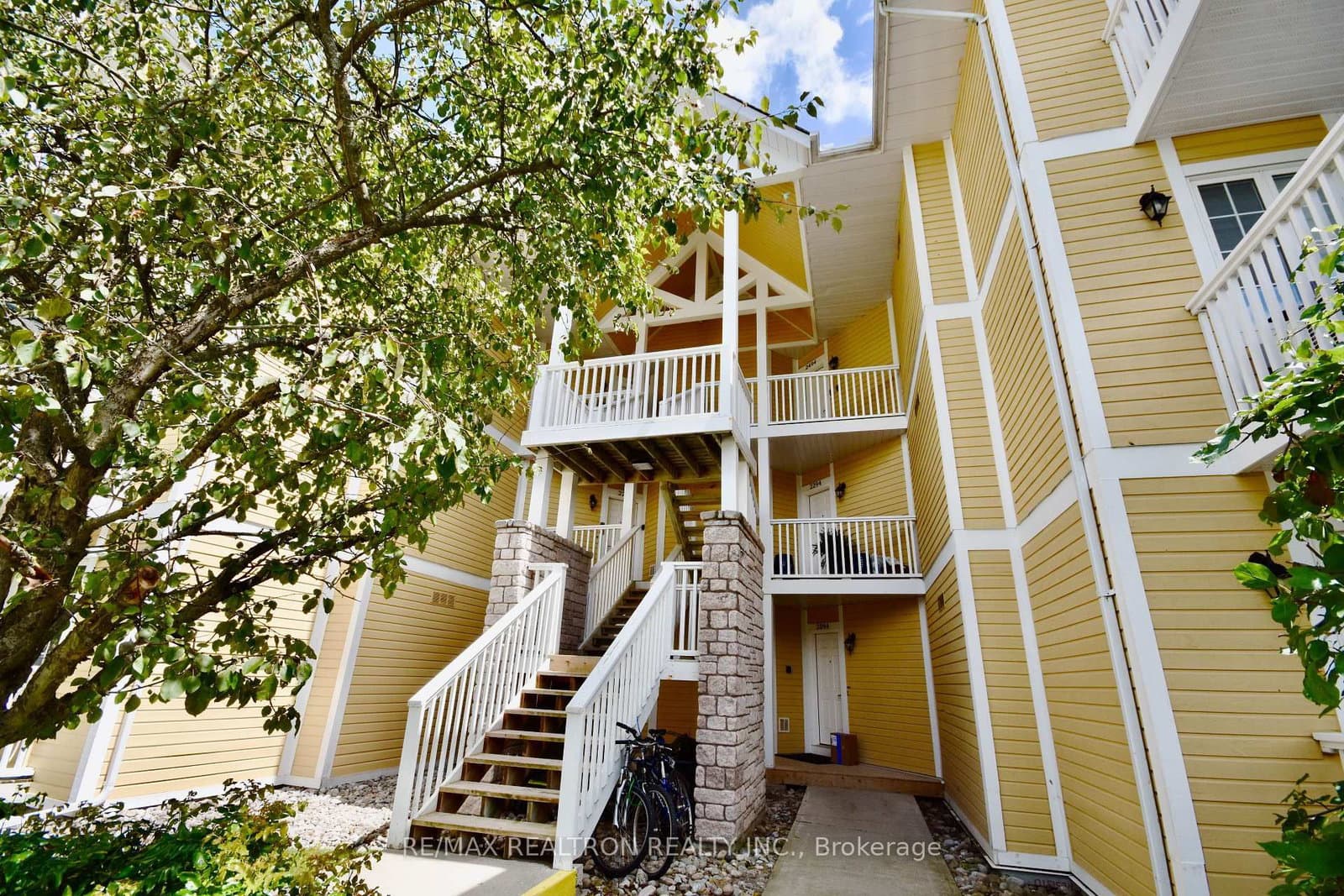 #2494/2495 - 90 Highland Drive