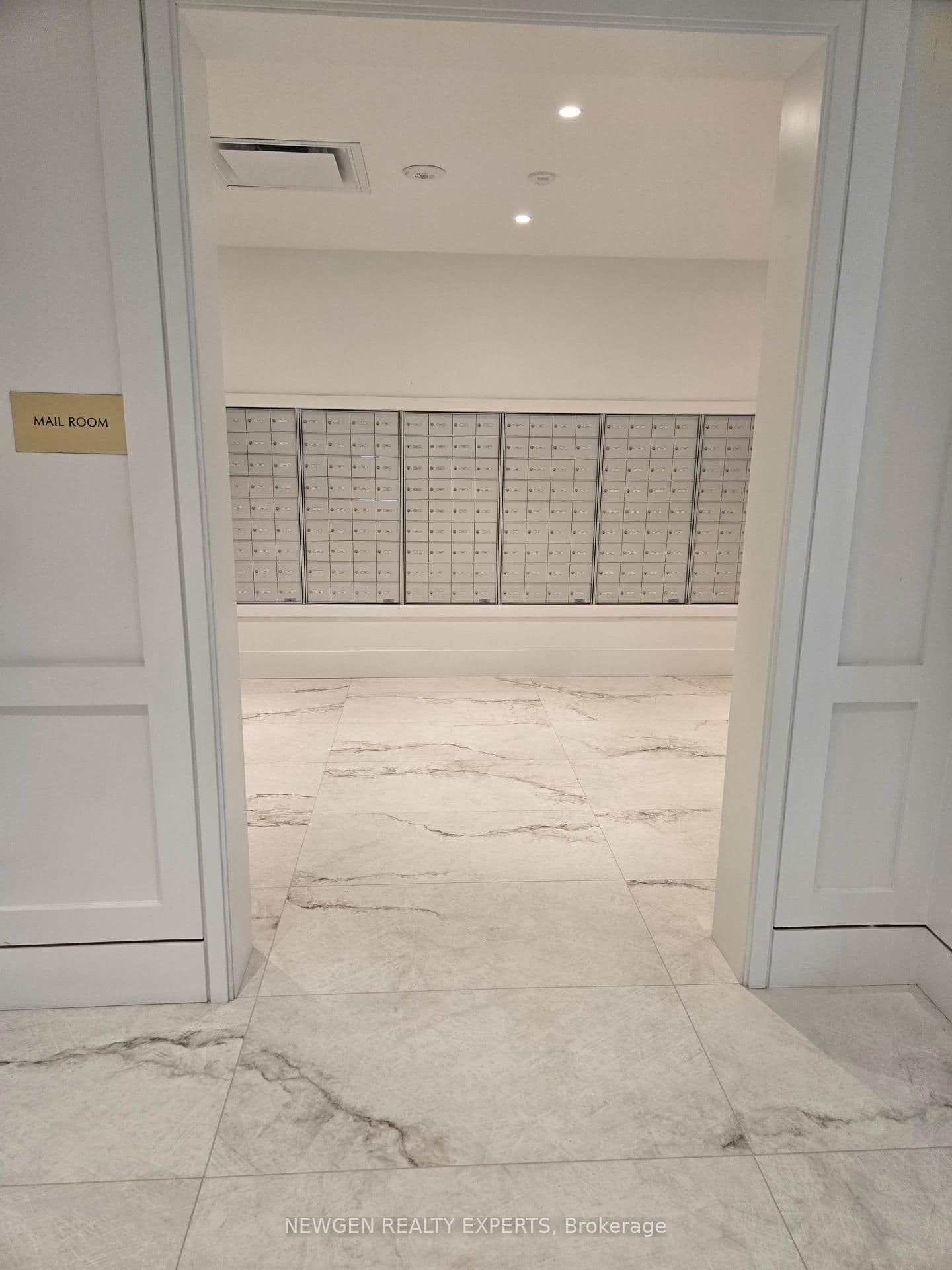 4010 Eglinton Avenue W, Unit 414
