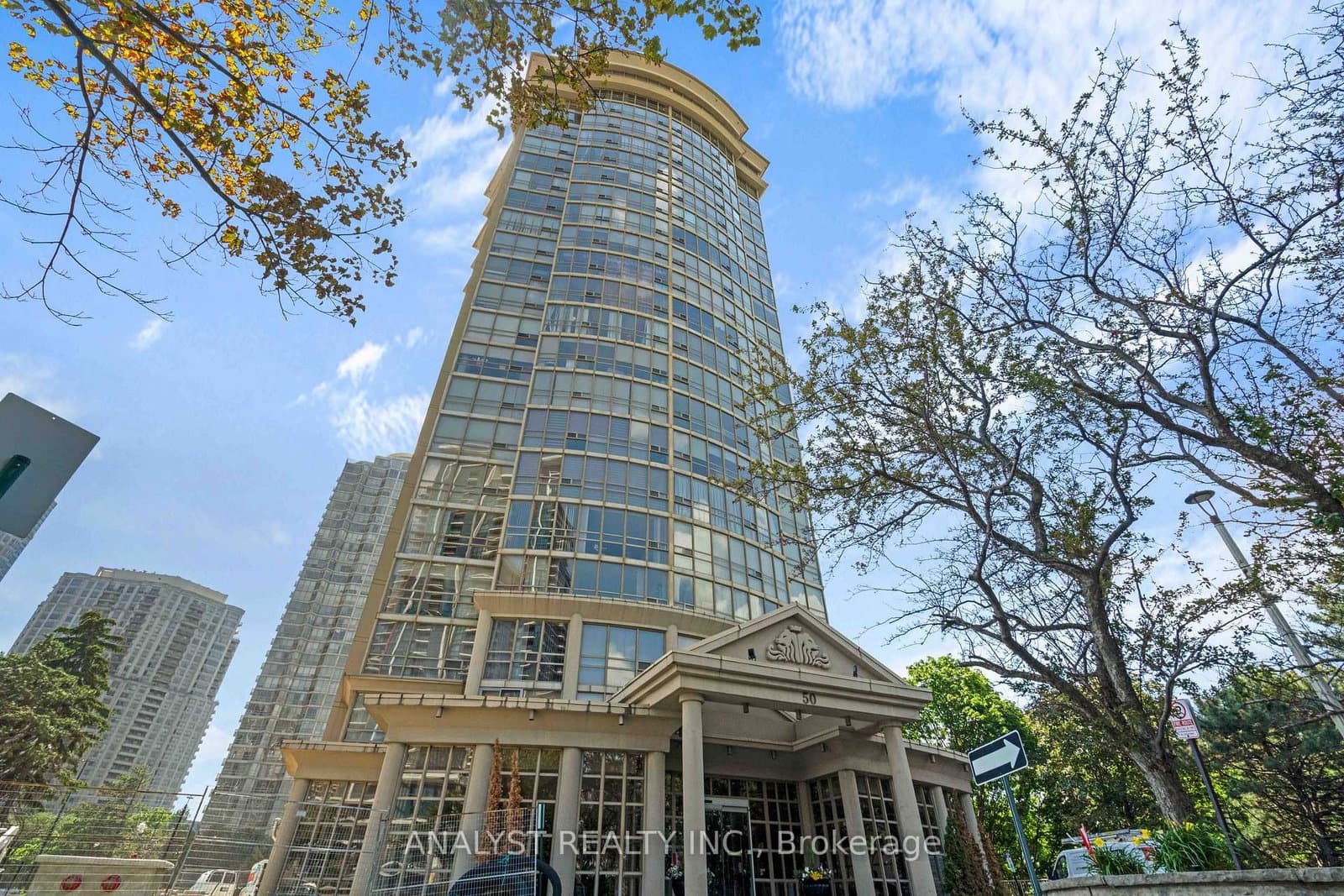 #909 - 50 Eglinton Avenue W