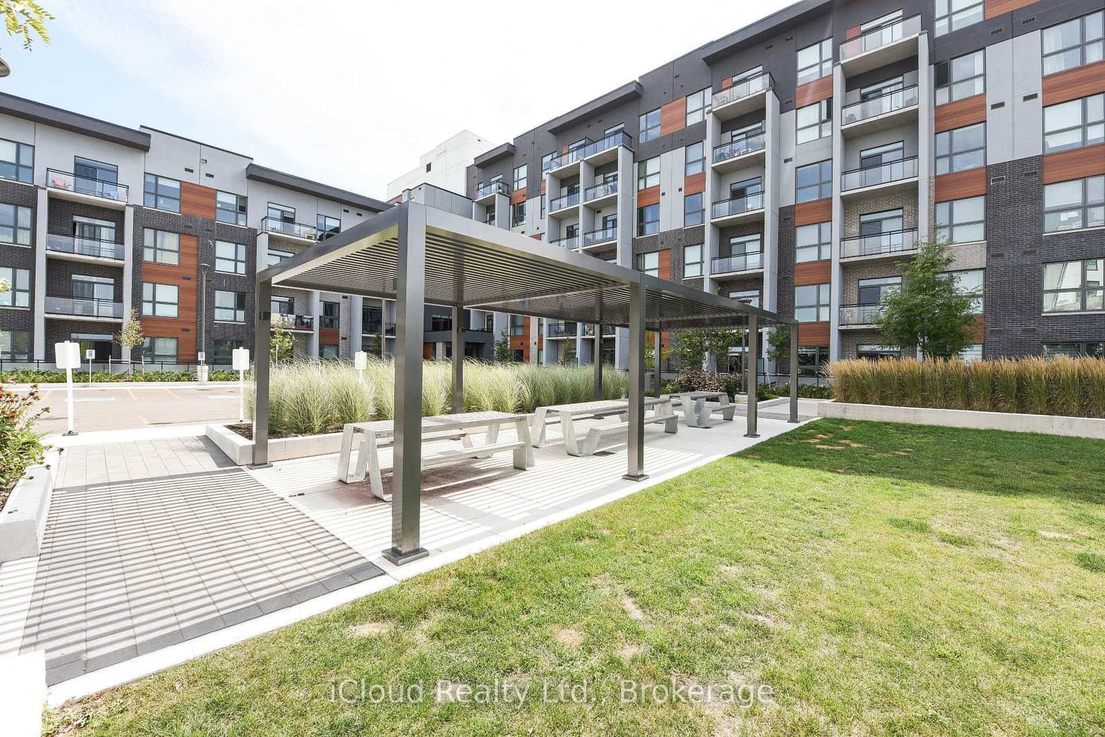 95 Dundas Street, Unit 004