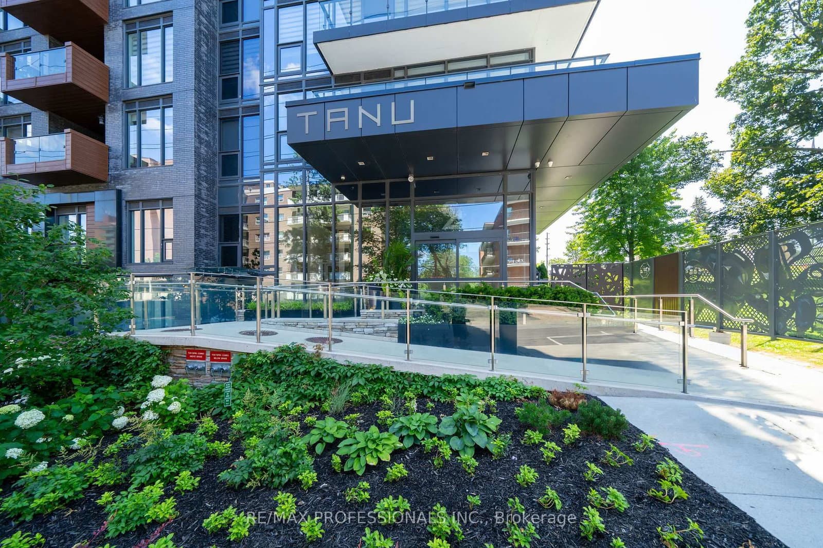 #816 - 21 Park Street E