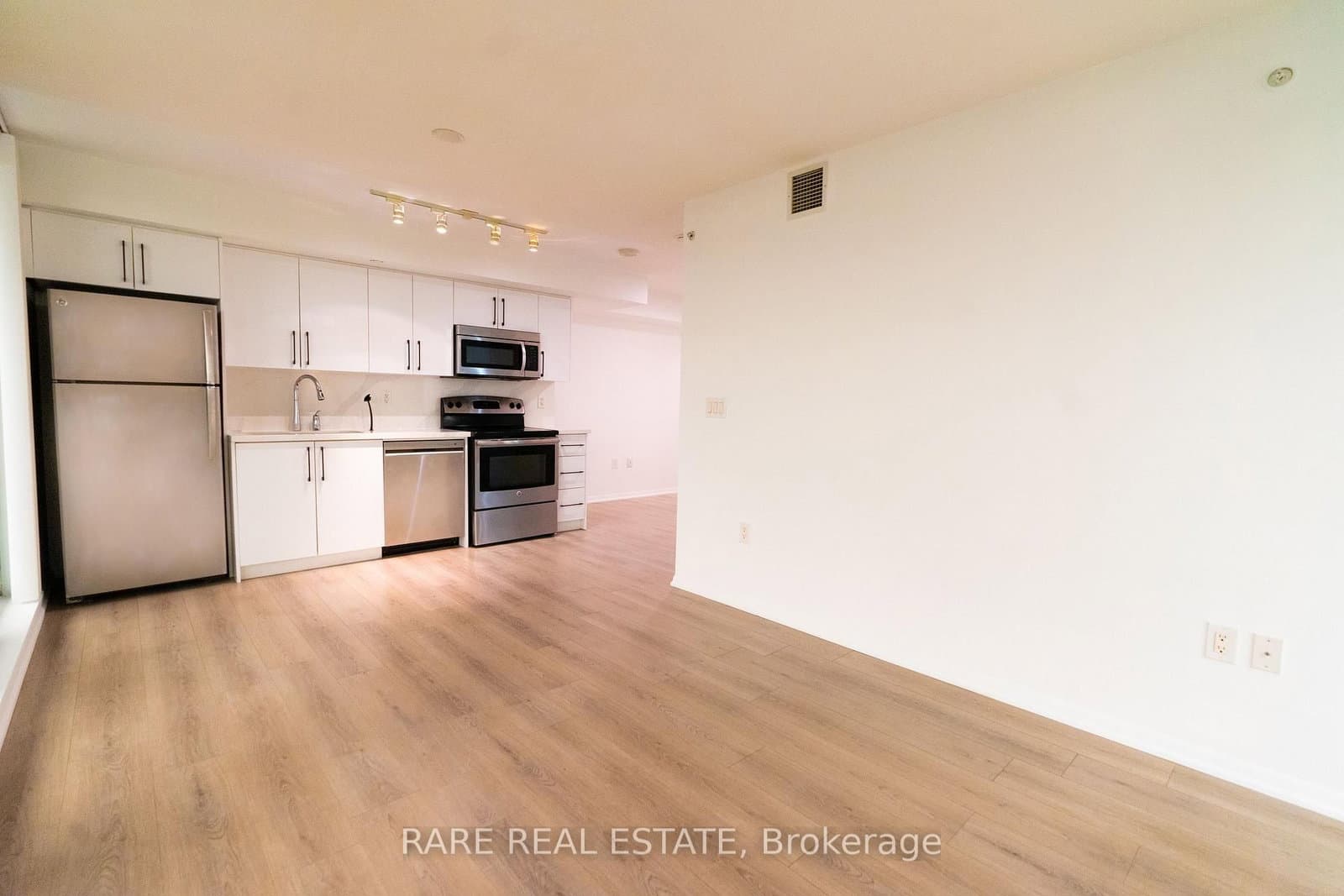 #1007 - 830 Lawrence Avenue W