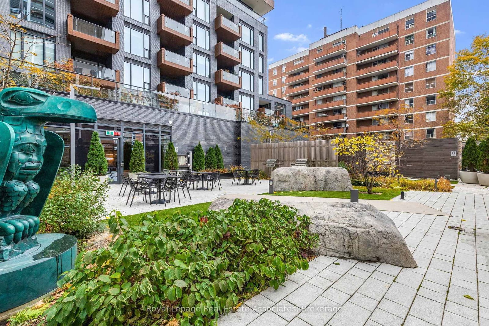 #805 - 21 Park Street E
