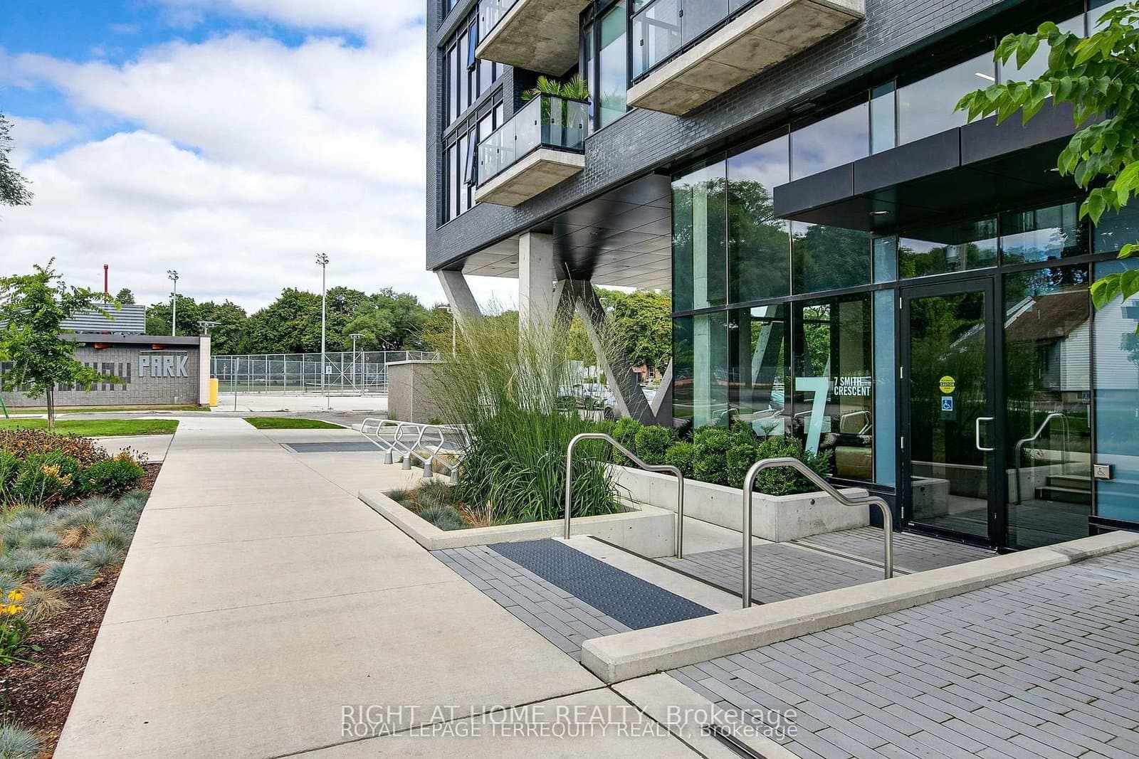 7 Smith Crescent, Unit 817