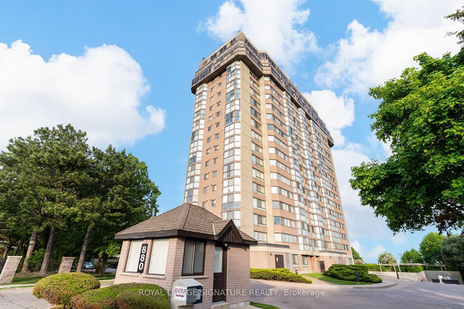 #405 - 880 Dundas Street W