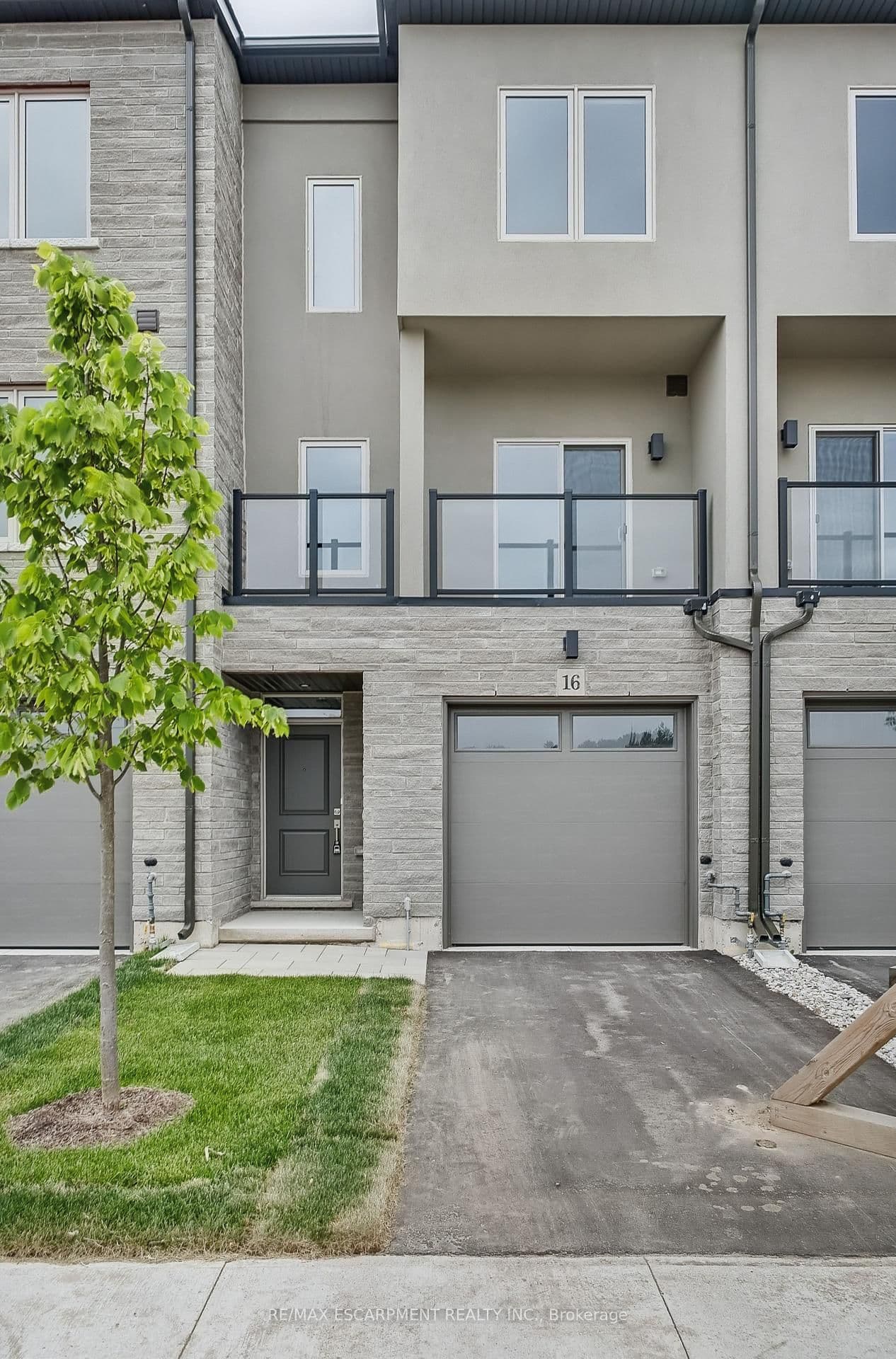 16 CLEAR VALLEY Lane