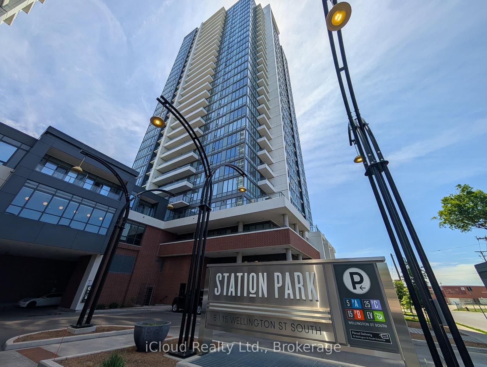 15 Wellington Street S, Unit 211